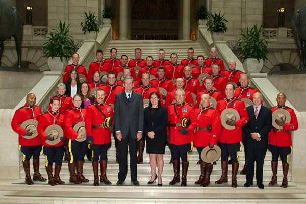 Soixante-cinq membres de la Division D de la Gendarmerie royale du Canada ont été décorés aujourd'hui de l'Ordre de la chasse au bison à l'occasion d'une cérémonie spéciale dirigée par le premier ministre, M. Brian Pallister.