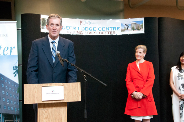 Accompagnée par M. le premier ministre Brian Pallister, la comtesse arrive au Deer Lodge Centre.