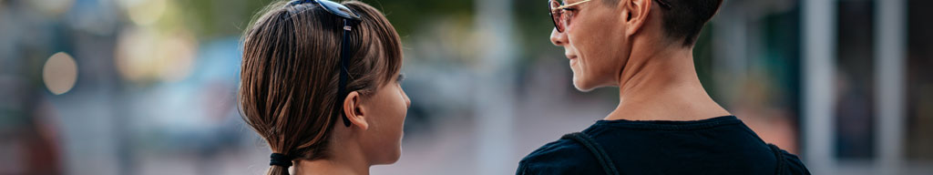 Close-up image of child and parent holding hands - Modernisation du droit de la famille website banner