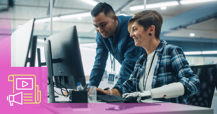 Travail dquipe dans un milieu de travail diversifi, deux personnes se trouvant devant un poste de travail informatique.