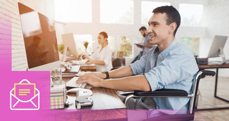 Jeune adulte souriant travaillant sur un ordinateur  un bureau.